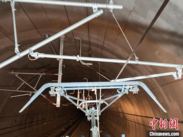 贵南高铁贵州段开启接触网冷滑实验