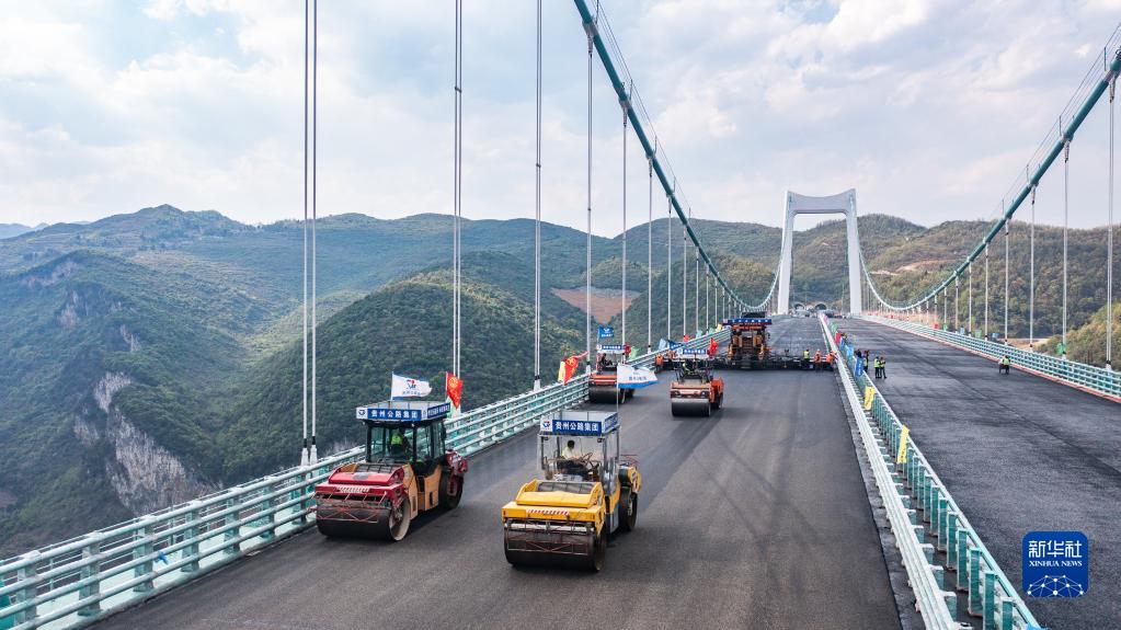金烽乌江大桥进入桥面铺装施工阶段