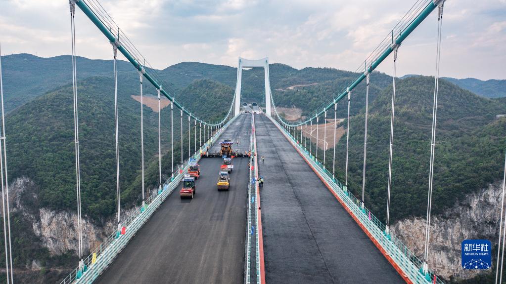 金烽乌江大桥进入桥面铺装施工阶段