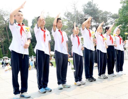 相约祭英烈！南宁5名少年徒步9.8公里