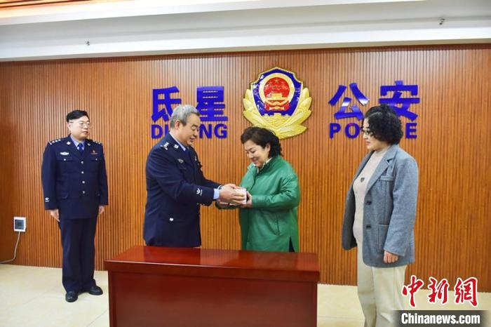高铁上偶遇湖南警察 辽宁一女士17.35万元被骗款失而复得