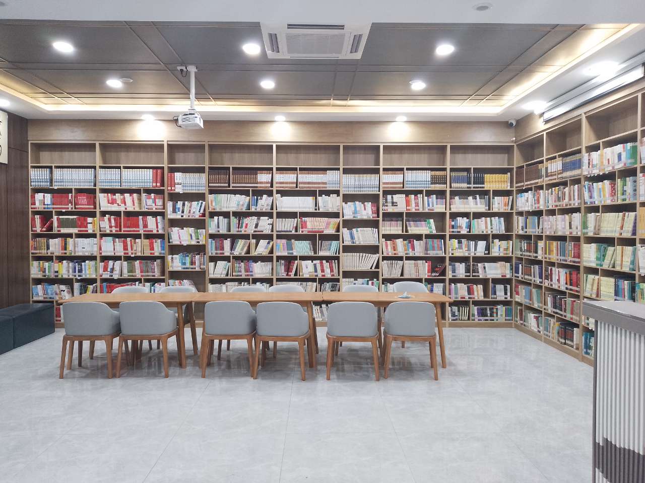 “豫书房”：哈密群众“家门口的图书馆”
