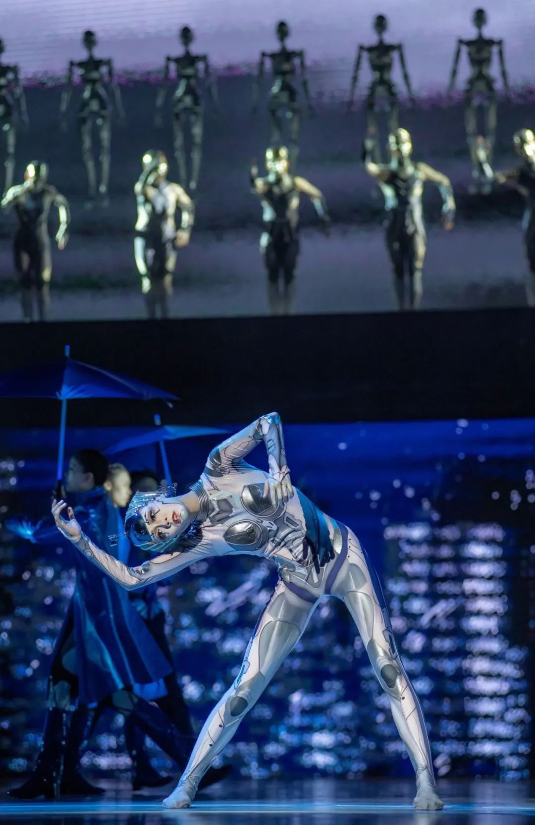 于平｜当代舞剧《深AI你》：在冰冷的技术中安放一颗有温度的心