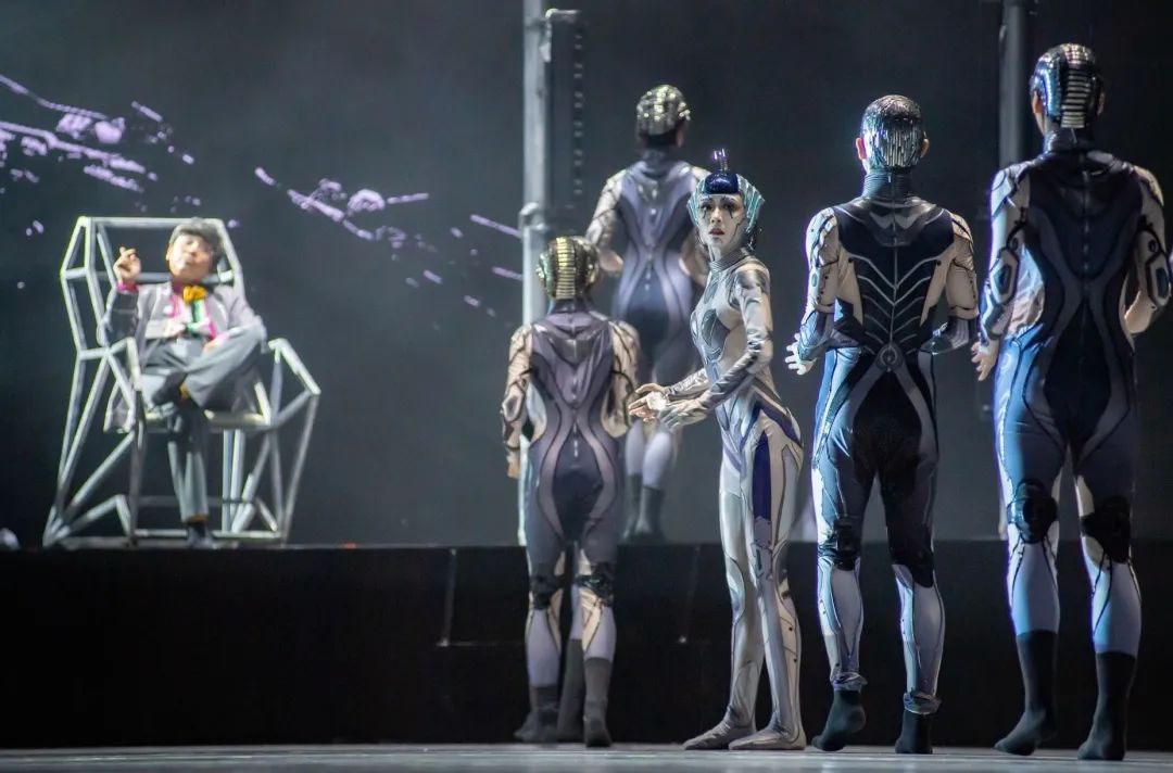 于平｜当代舞剧《深AI你》：在冰冷的技术中安放一颗有温度的心