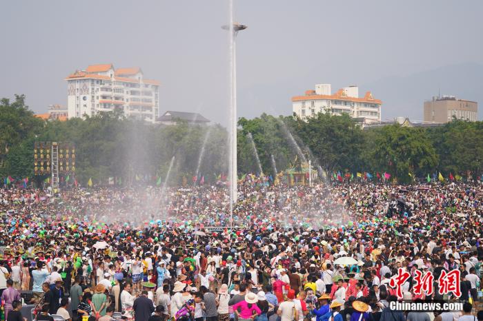 2023年中缅边民大联欢暨芒市地区泼水节开幕