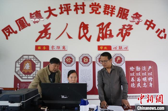 广西桂林：法学博士带着年幼女儿去驻村