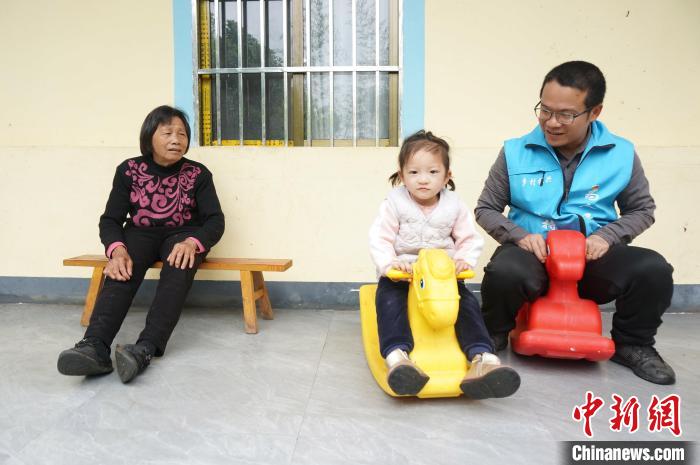 广西桂林：法学博士带着年幼女儿去驻村