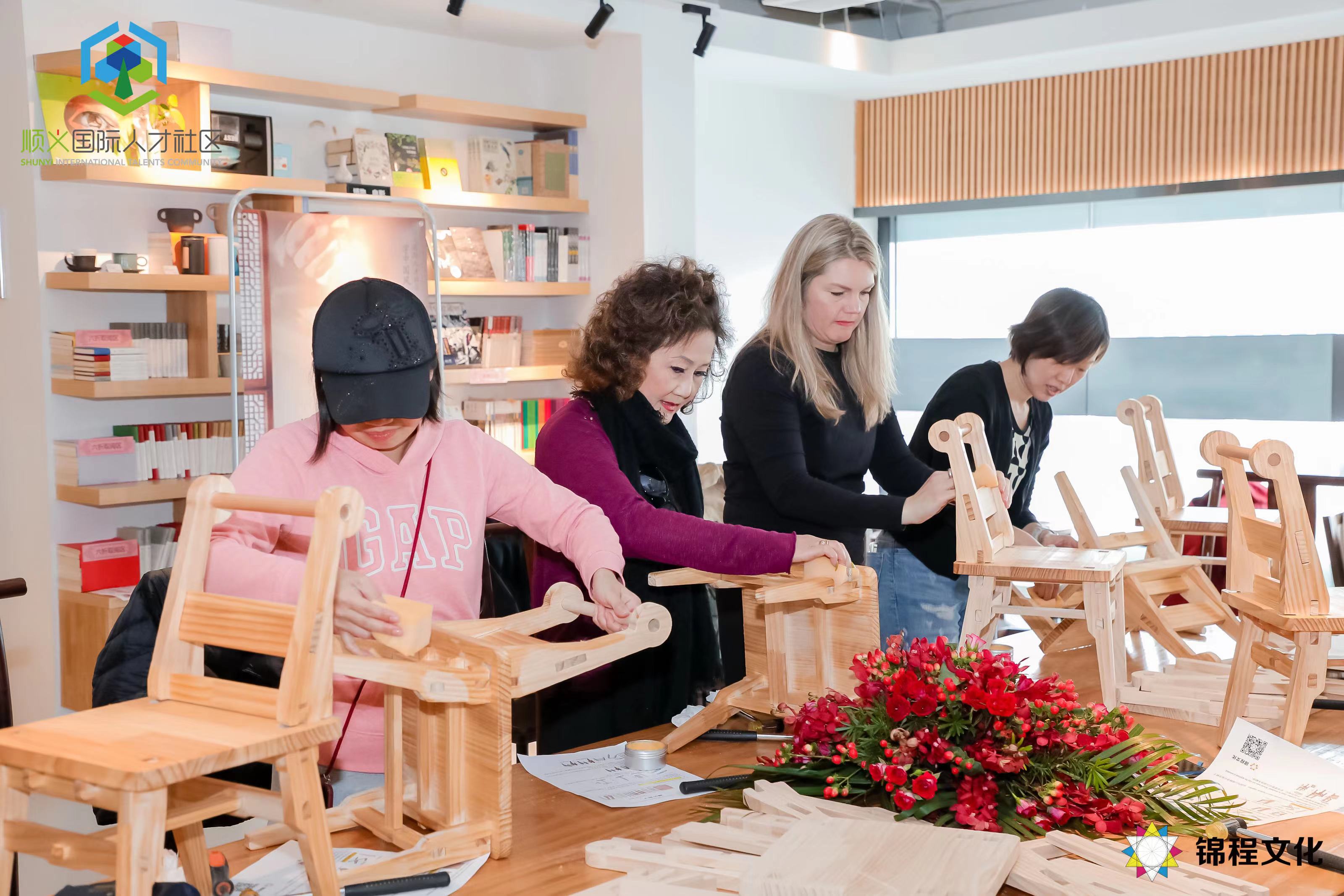 非遗木艺 匠心传承 北京顺义国际人才社区开展榫卯木凳制作体验活动
