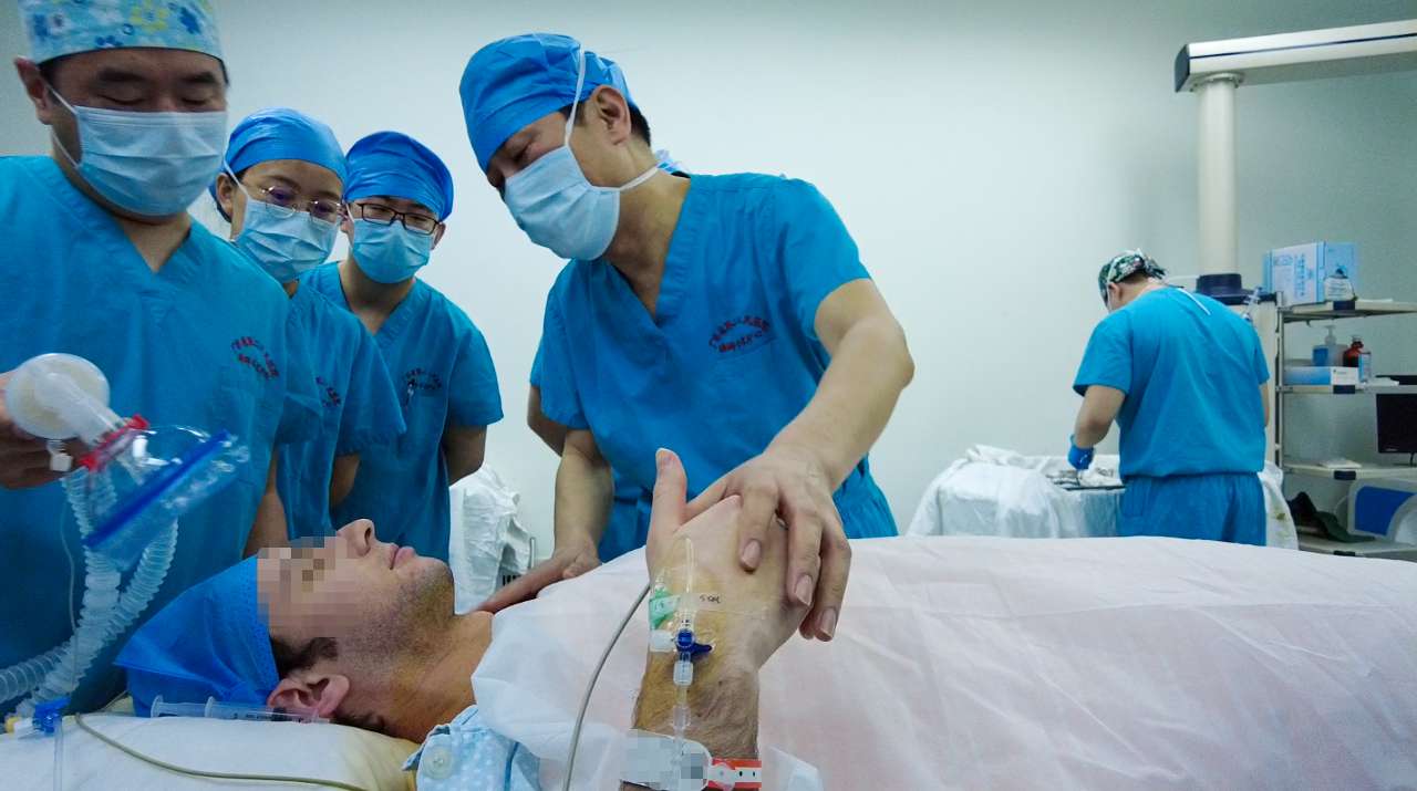 美国小伙患罕见胸廓畸形，中国医生独创“Wenlin手术”成功矫治