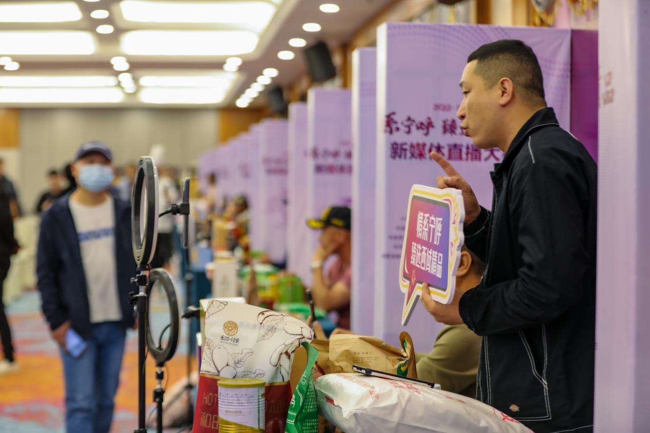 4月15日，在呼图壁县举办的2023“情系宁呼 臻选西域精品”新媒体直播大赛现场，各直播区热闹非凡，特色农产品琳琅满目。 (3)