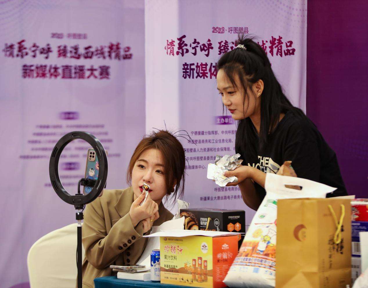 4月15日，在呼图壁县举办的2023“情系宁呼 臻选西域精品”新媒体直播大赛现场，参赛选手正在进行直播电商带货推广呼图壁县名优农特产品，吸引了众多网友围观和下单购买。 (1)