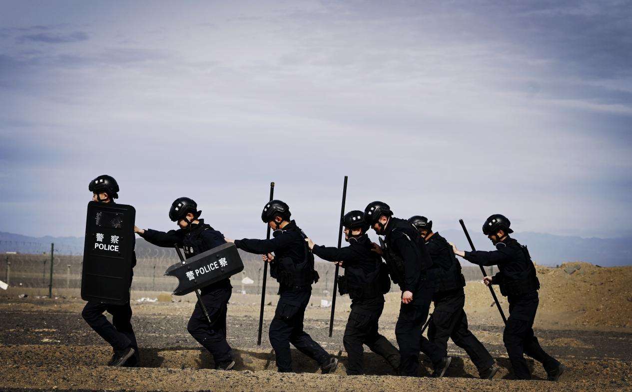 图为民警采用推顶的方式开展巡逻工作