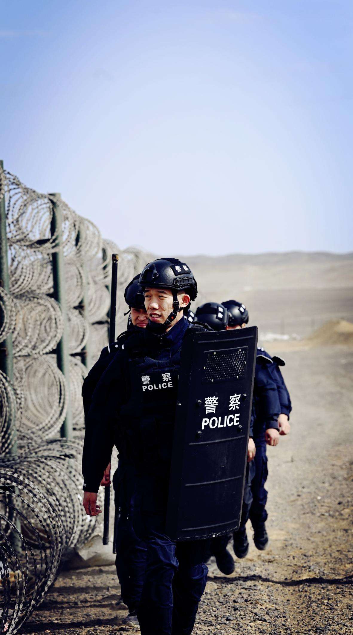 图为民警查看限定区域铁丝网是否牢固