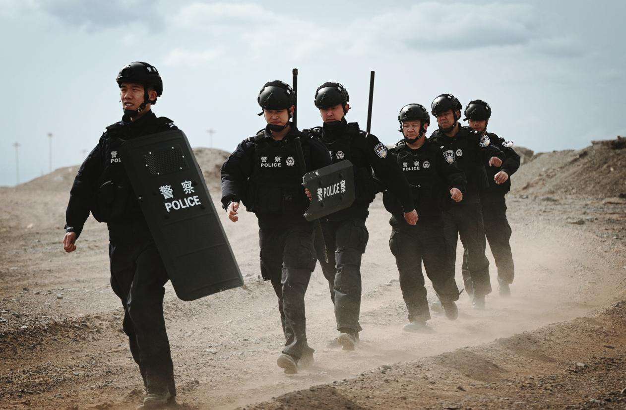 图为民警巡逻限定区域