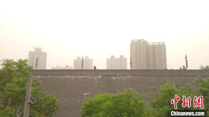 西安遭遇今春最强沙尘 PM10浓度值破千