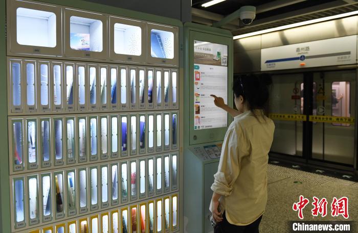 重庆轨道站现微型图书馆 市民可扫码免费借阅书籍