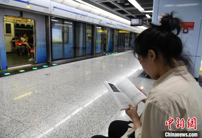 重庆轨道站现微型图书馆 市民可扫码免费借阅书籍
