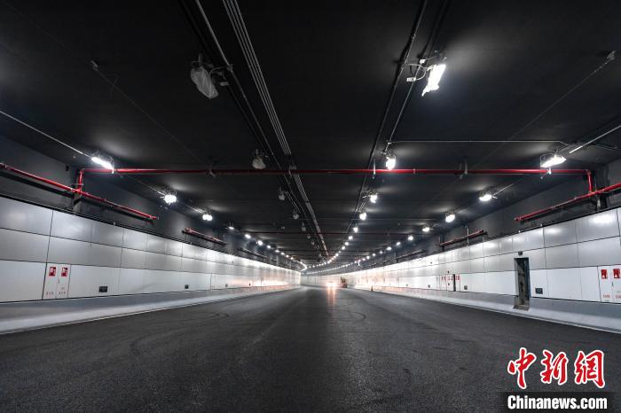 大连湾海底隧道开通在即隧道照明系统全部安装调试完成