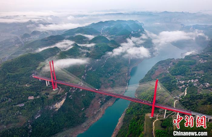 贵州黔西：鸭池河大桥云雾缭绕美如画