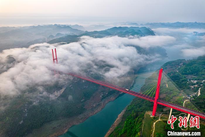 贵州黔西：鸭池河大桥云雾缭绕美如画