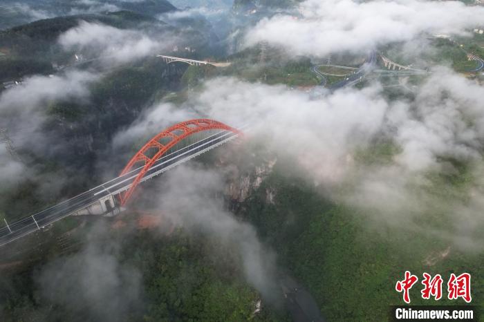 航拍贵州江凯河大桥 云雾缭绕美如画