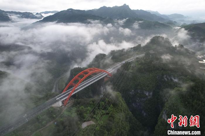 航拍贵州江凯河大桥 云雾缭绕美如画