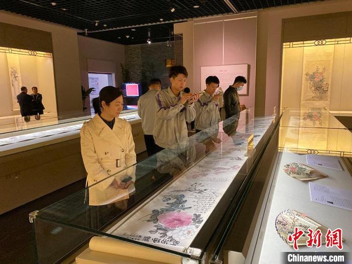 “海上升明月——吉林省博物院藏吴昌硕师友绘画展”在吉林省博物院展出。　李丹 摄