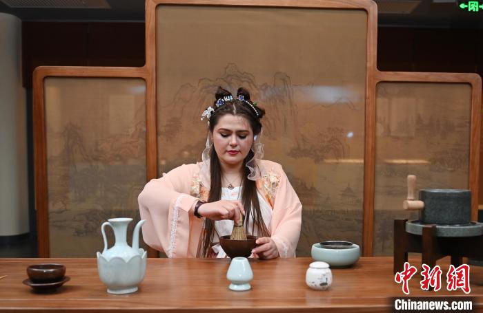 在袅袅余香中，米拉沉浸式体验了一回宋代点茶技艺。　张瑶 摄
