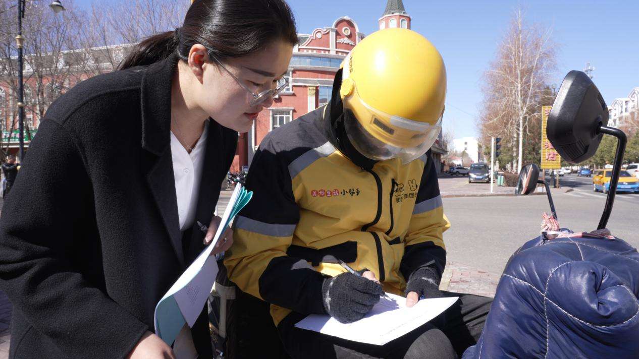 图为近日，布尔津县委组织部干部向外卖小哥开展问卷调查，征求“红色之家”建设意见建议。 (2)