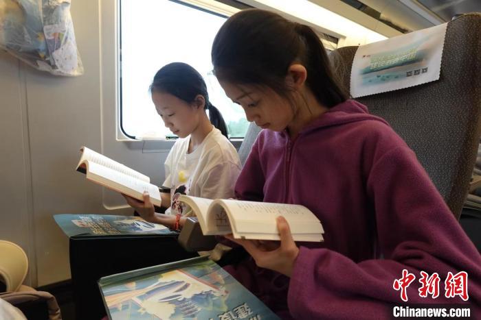 书香列车上开出“图书盲盒” 旅客乘高铁享阅读之乐