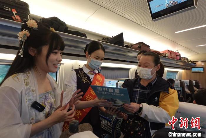 书香列车上开出“图书盲盒” 旅客乘高铁享阅读之乐