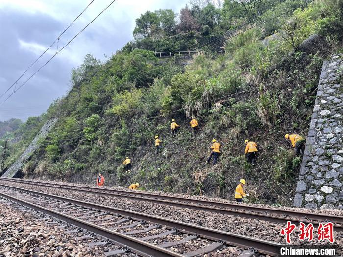 广东铁路部门全力筑牢防洪“安全堤”