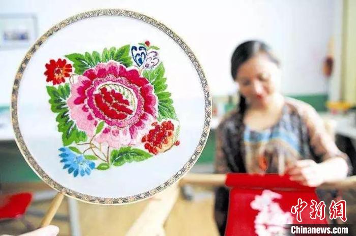 新疆哈密：以“绣”为媒 闯出一条刺绣致富路