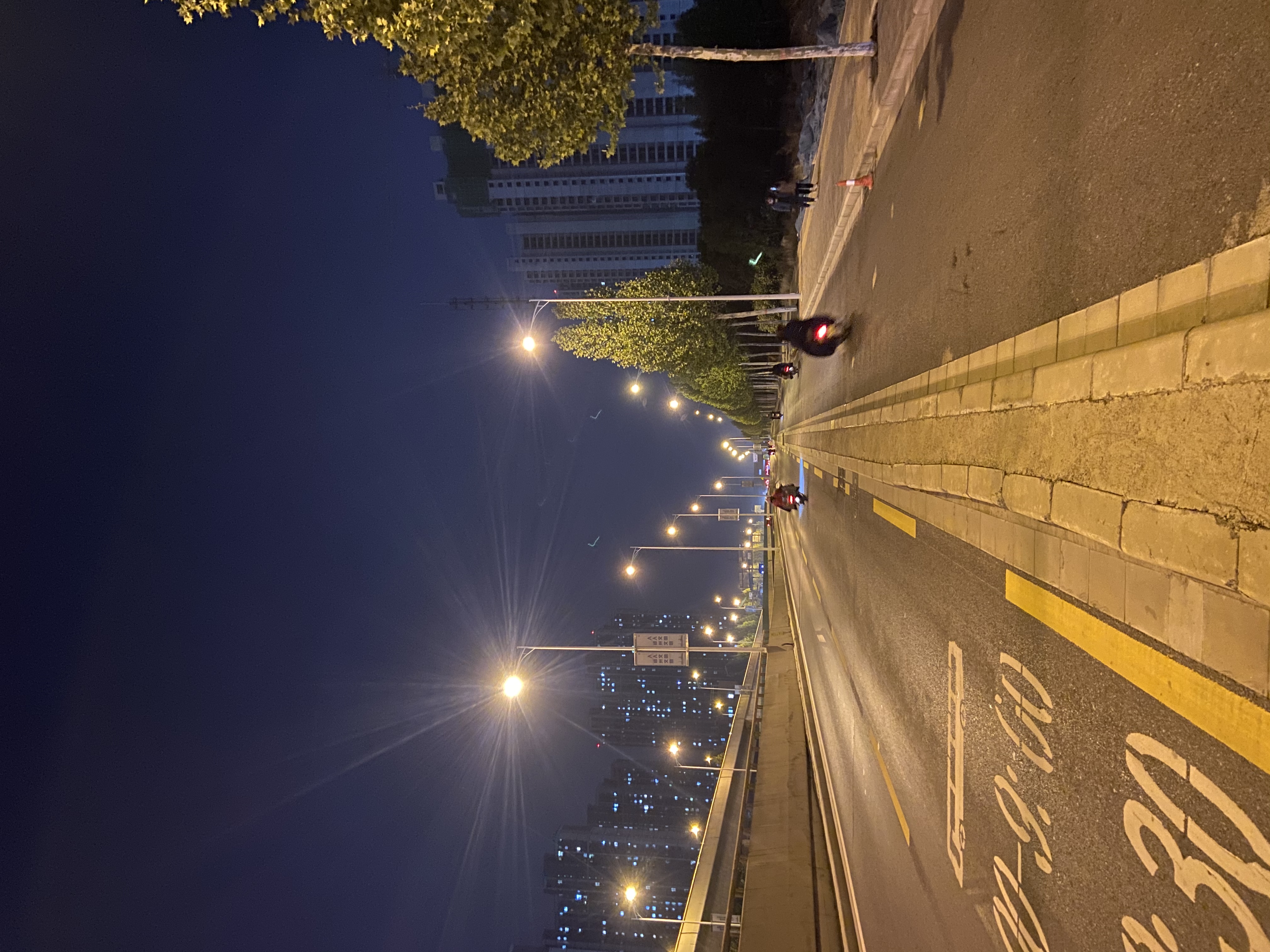 “郑点亮”治愈两年“旧伤”，郑州城管“跳起来”点亮大街小巷