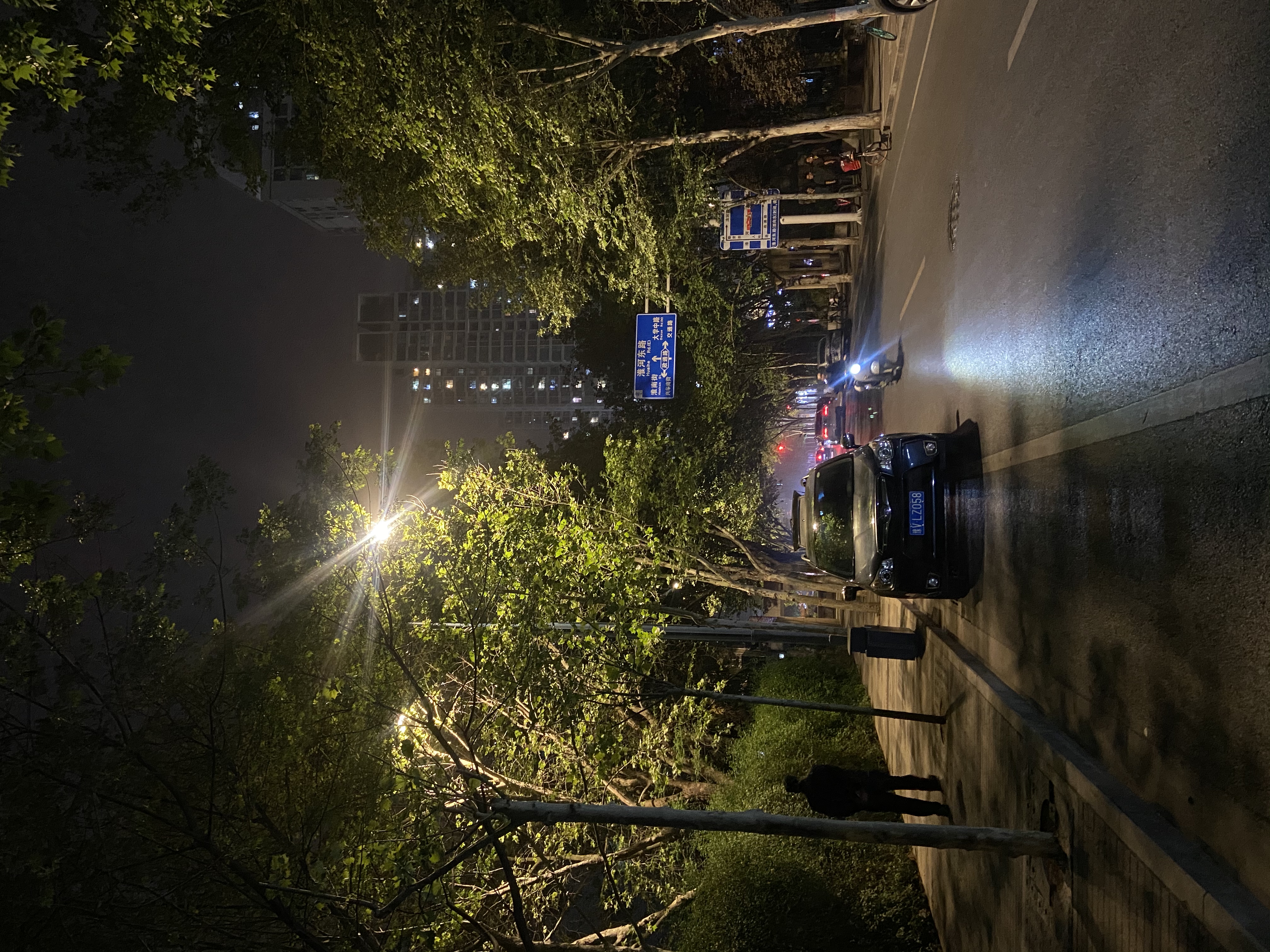 “郑点亮”治愈两年“旧伤”，郑州城管“跳起来”点亮大街小巷
