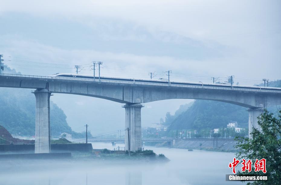 湖北兴山：高铁穿行云雾间绘出梦幻山水画