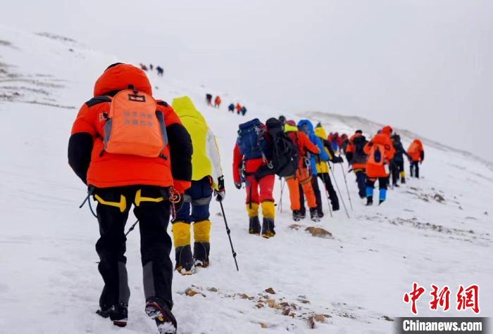 国家高山救援拉萨大队21名队员成功登顶洛堆峰