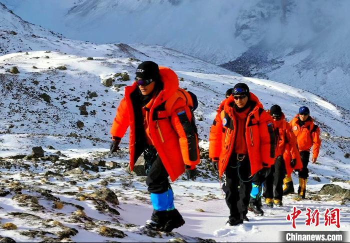 国家高山救援拉萨大队21名队员成功登顶洛堆峰