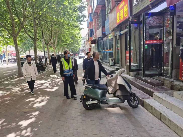 “跟班”基层城管人:“坐”到群众板凳上,“找”准群众关切点