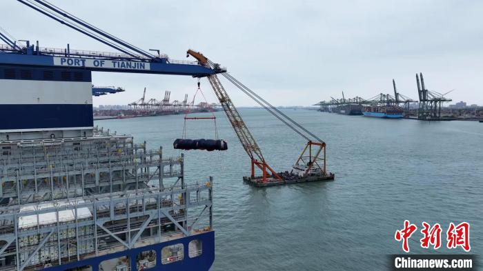 天津港完成首次入境解体大件过驳作业