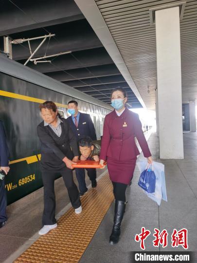 牡丹江站服务台值班员暖心服务 安全护送患者乘车