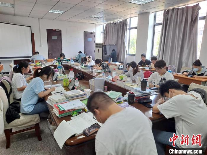 武汉一高校15名学生结成考研联盟携手“上岸”