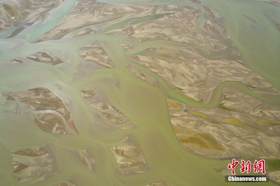山西运城：黄河河道泥沙冲刷 形成“河中沙岛”