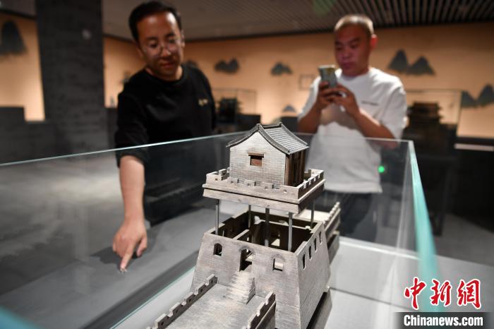 图为万全长城卫所博物馆内展出的长城结构模型。　翟羽佳 摄