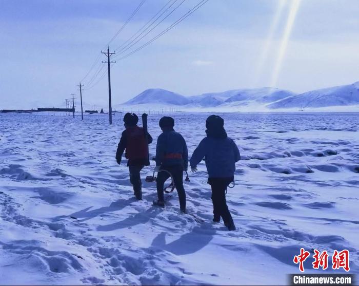 青海玉树：海拔3700米踏雪巡线守护万家灯火
