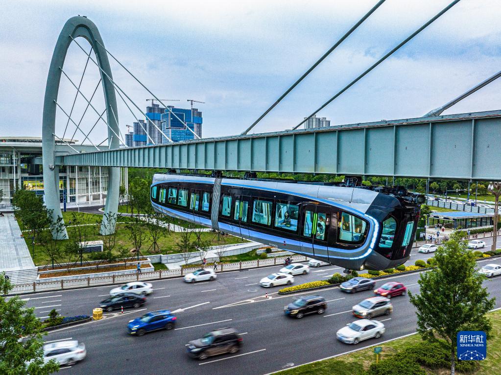 驶向未来！“光谷光子号”空轨建成试跑