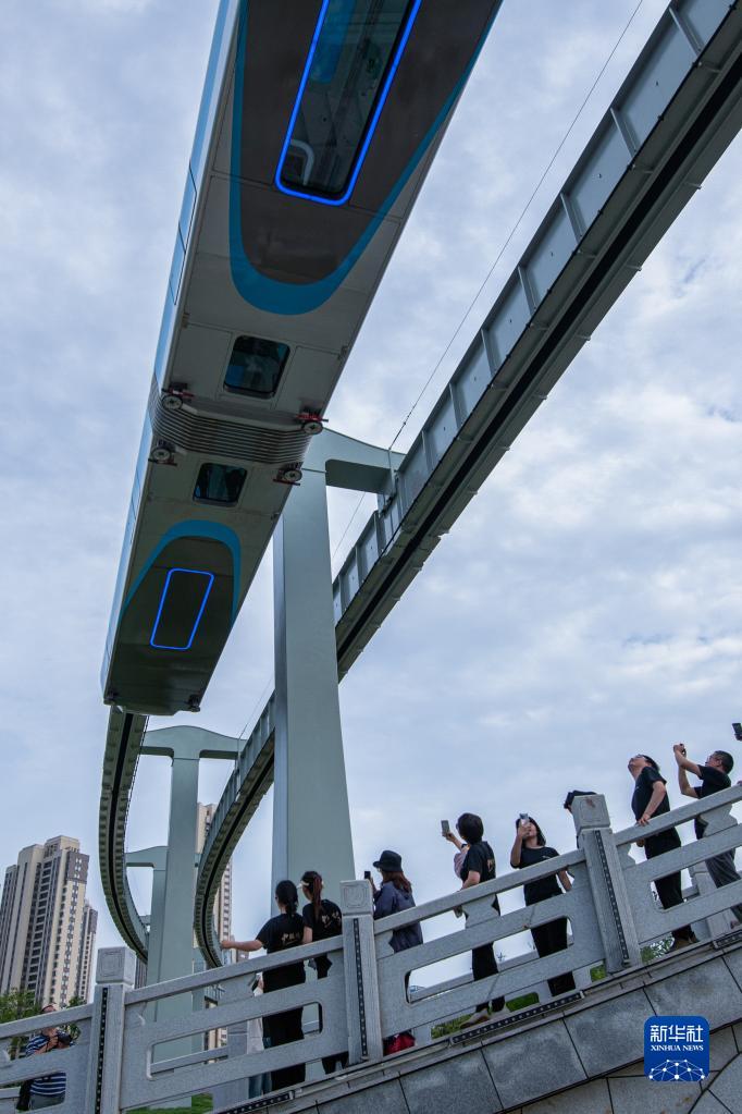 驶向未来！“光谷光子号”空轨建成试跑