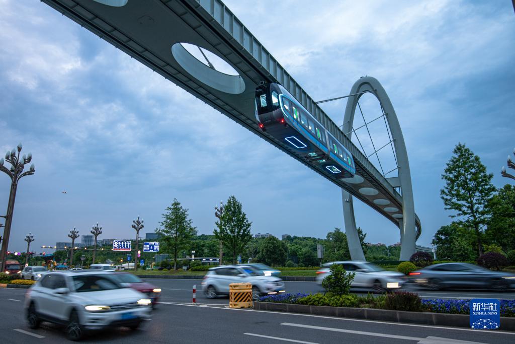 驶向未来！“光谷光子号”空轨建成试跑