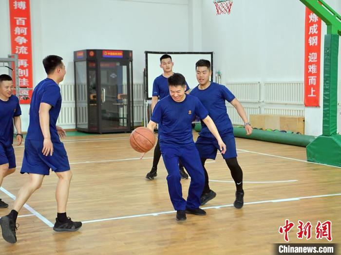在结束一天的工作和训练后，他会同队员们一起打篮球，增强体质。　刘栋 摄