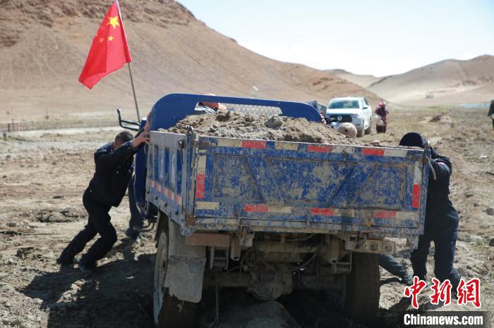 西藏半岛体育阿里移民警察助民种青稞(图2)